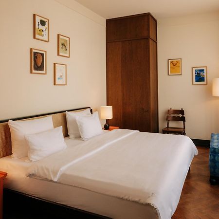 Boutique Hotel Chateau Royal Berlin Bagian luar foto A bedroom at the hotel