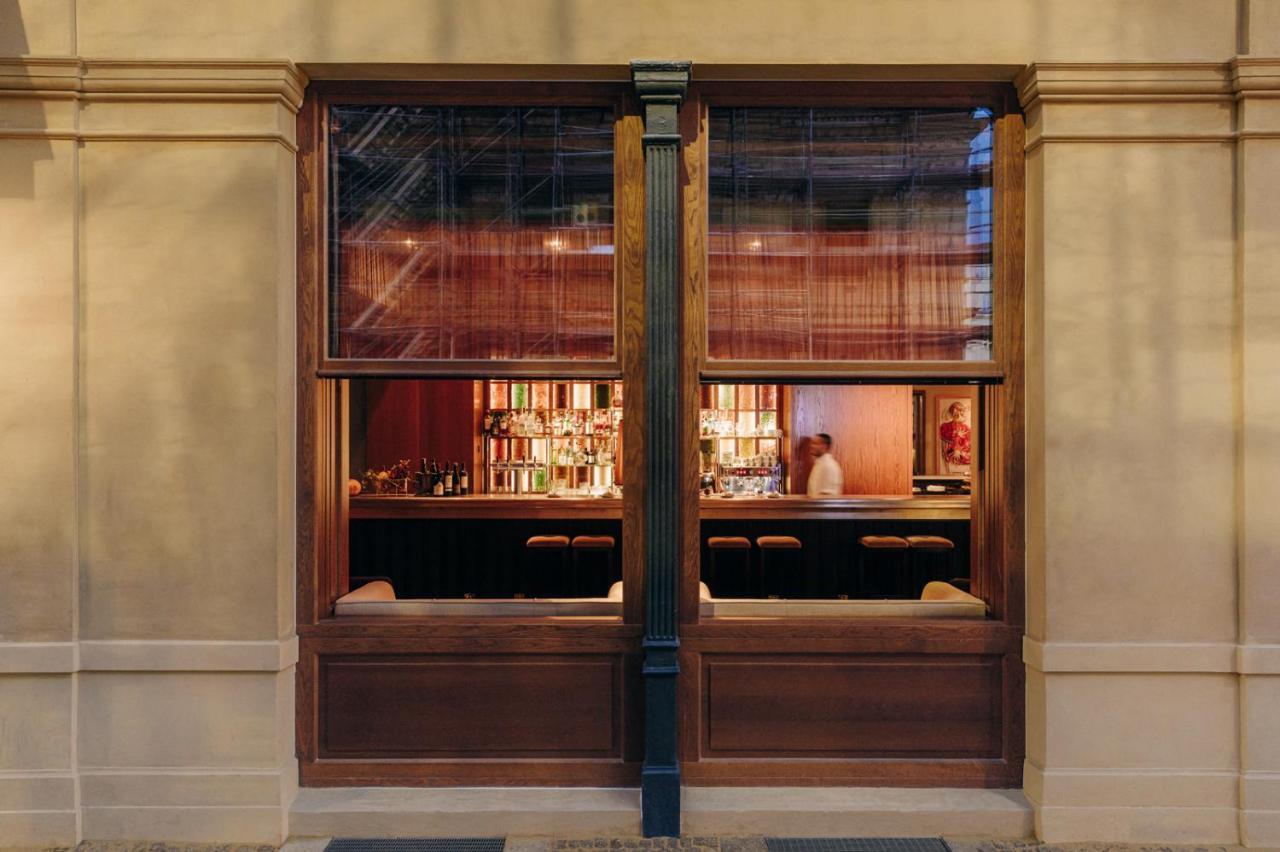 Boutique Hotel Chateau Royal Berlin Bagian luar foto The bar at the London Edition