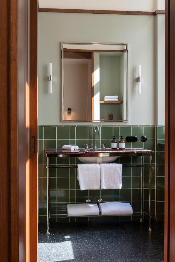 Boutique Hotel Chateau Royal Berlin Bagian luar foto Bathroom at the Hotel