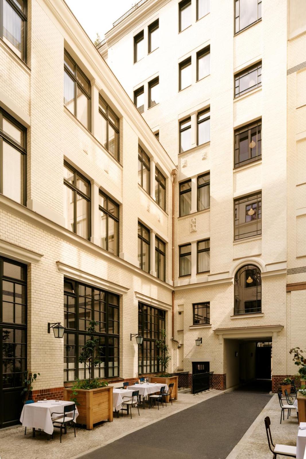 Boutique Hotel Chateau Royal Berlin Bagian luar foto The courtyard of the building