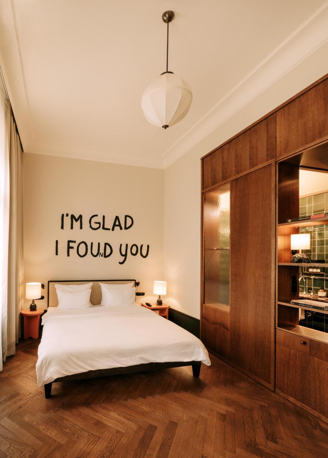 Boutique Hotel Chateau Royal Berlin Bagian luar foto A wall sticker