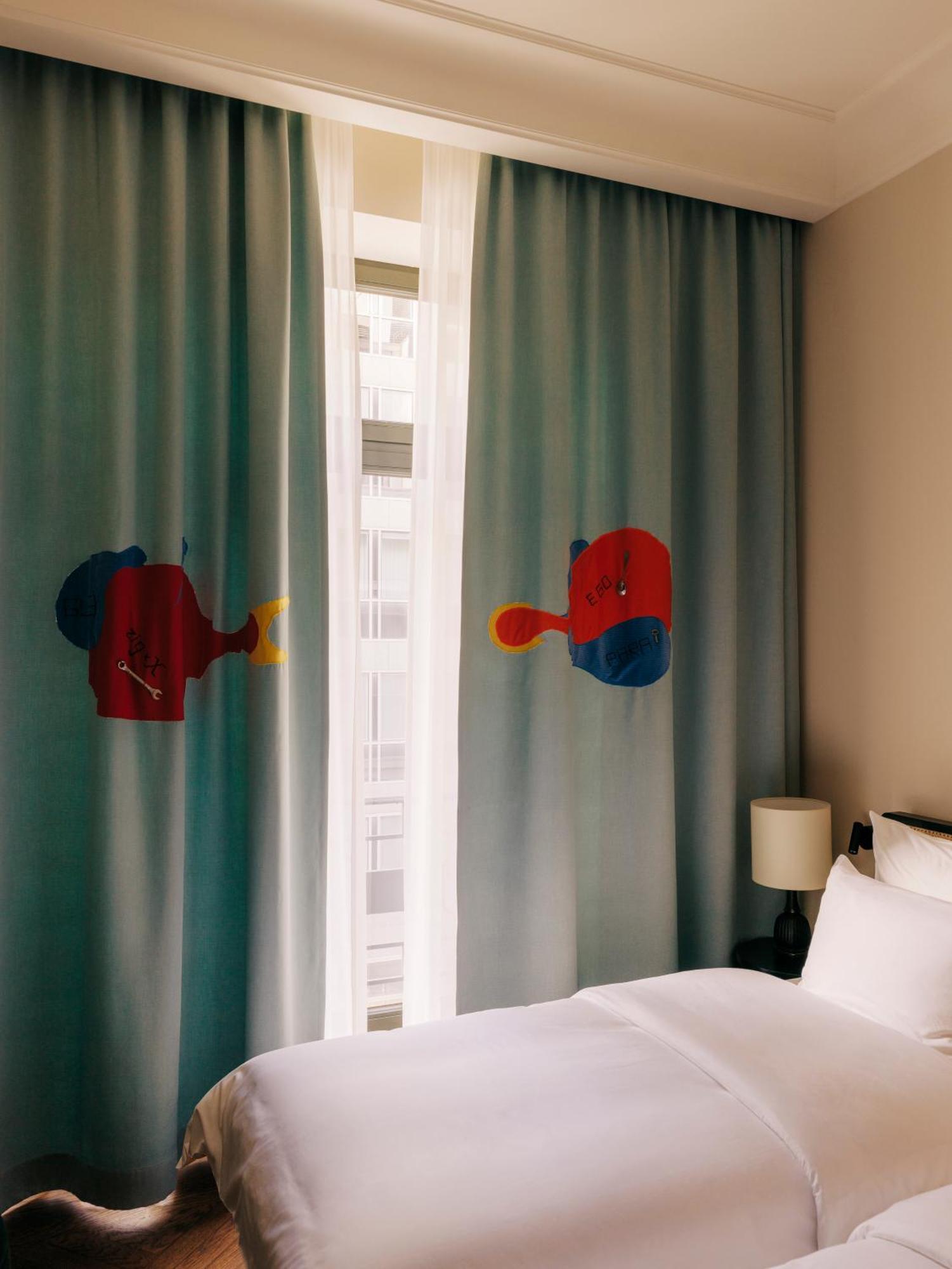 Boutique Hotel Chateau Royal Berlin Bagian luar foto Curtains in the hotel room