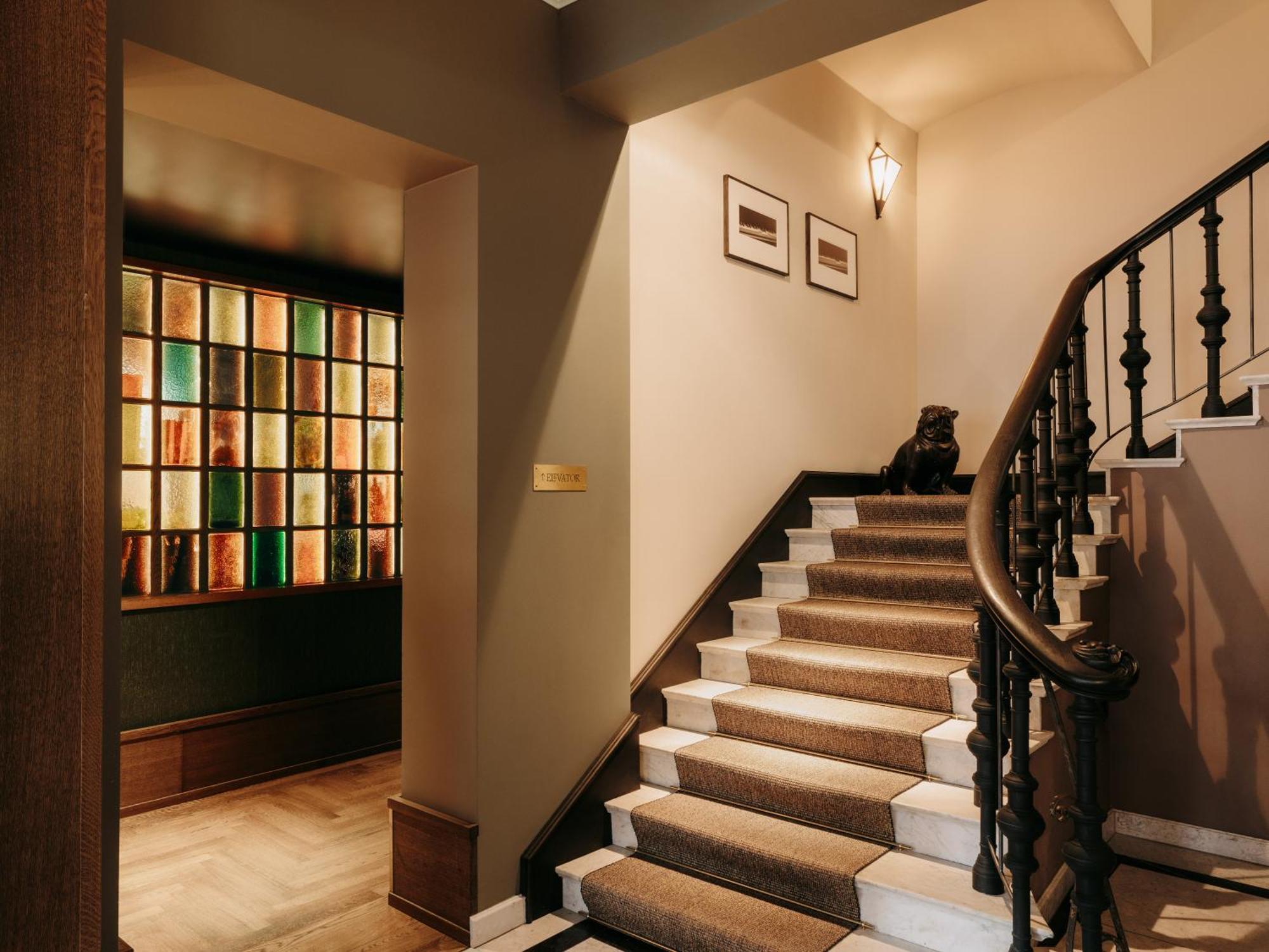 Boutique Hotel Chateau Royal Berlin Bagian luar foto The staircase
