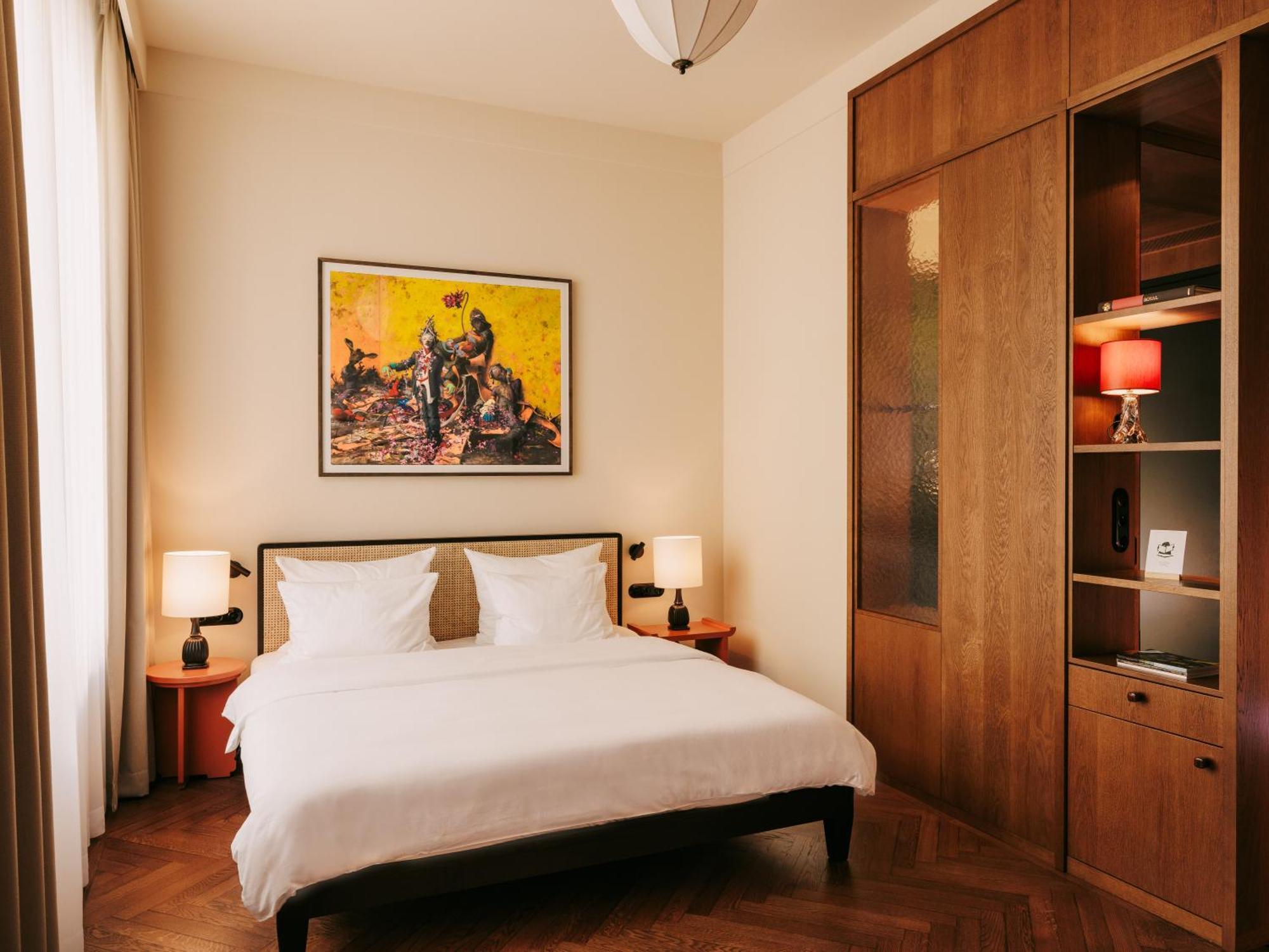 Boutique Hotel Chateau Royal Berlin Bagian luar foto A bedroom at the hotel